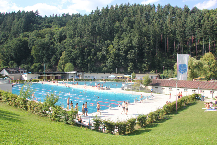 Becken und Wiese Waldschwimmbad Becken und Wiese Waldschwimmbad