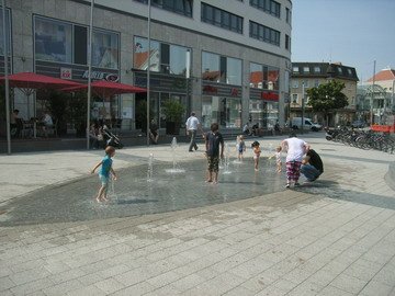 spielende Kinder am Wasserspiel auf dem Dürreplatz