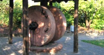 Mühlstein in der Varces-Anlage (Wintergasse/Weinheimer Straße)