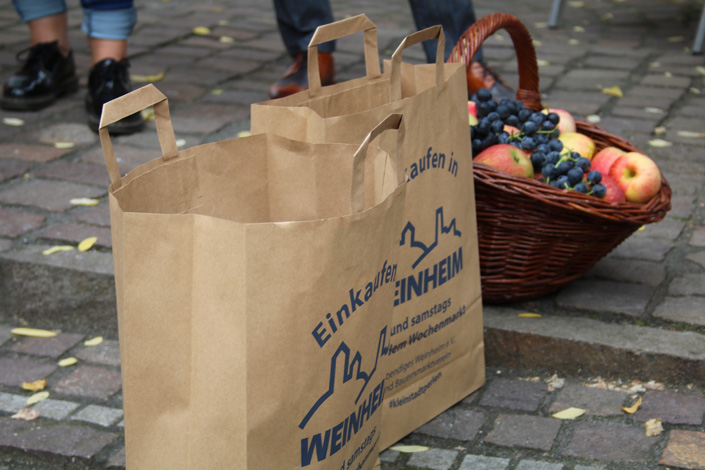 Papiertüten mit Weinheim-Logo