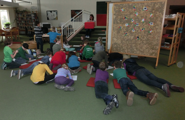 Kinder bei einer Veranstaltung in der Bibliothek