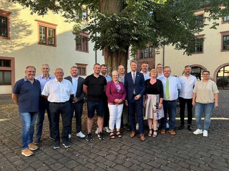 Die Ortsvorsteher und der Oberbürgermeister stehen vor dem Rathaus.