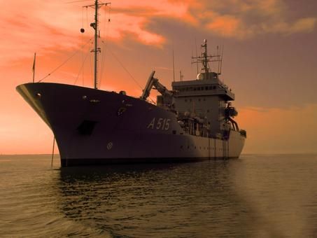 Das Schiff "Tender Main" im Sonnenuntergang