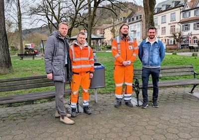 OB und drei Mitarbeiter vor einer Grünanlage mit Bänken