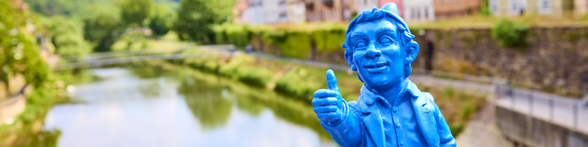 Der blaue Werhteim-Optimist. Im Hintergrund ist die Tauber zu sehen.