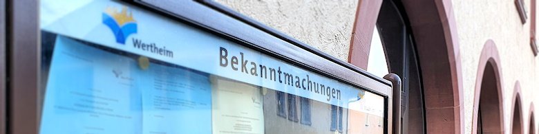Der Schaukasten für öffentliche Bekanntmachungen vor dem Eingang zum Wertheimer Rathaus.