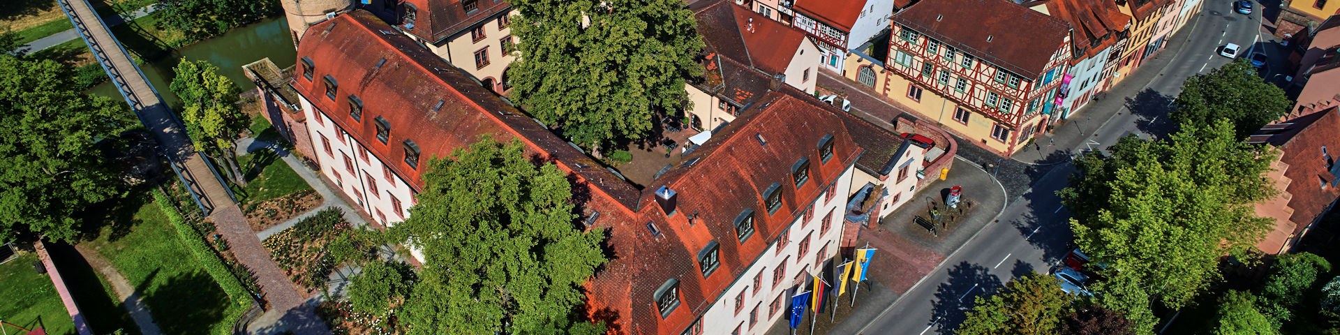 Drohnenaufnahme des Wertheimer Rathauses