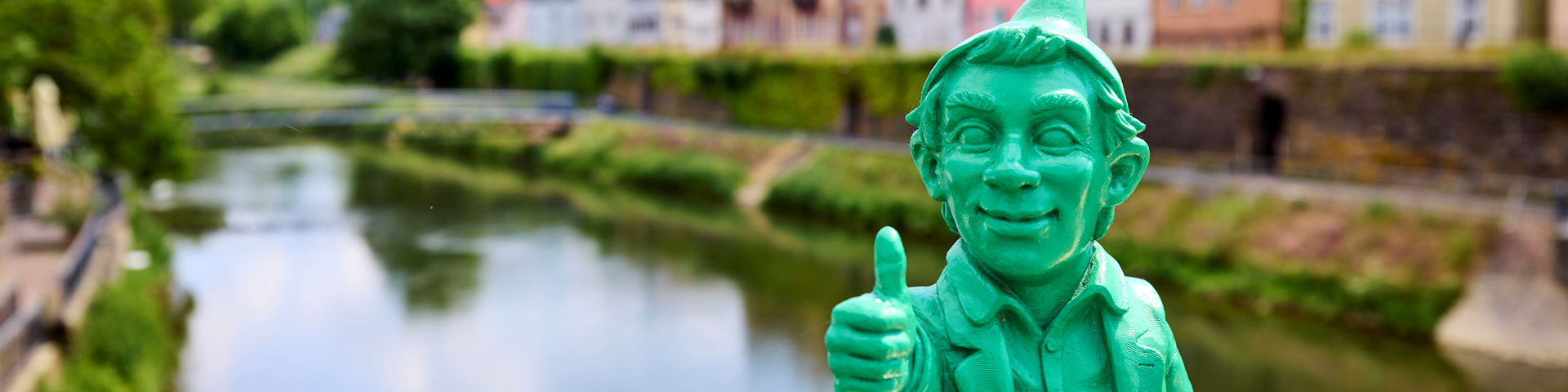 Der Grüne "Wertheim Optimist" auf der Tauberbrücke. Im Hintergrund ist die Tauber zu sehen.